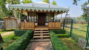 Om Vilas: Luxury Cottage Vorderansicht