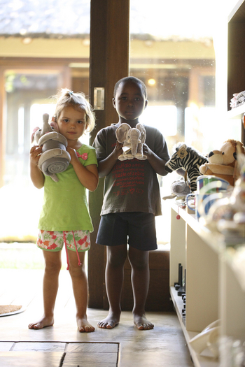 Phinda Mountain Lodge: Kinder mit Stofftieren