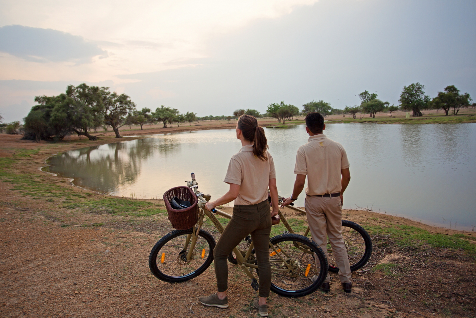 Sujan The Serai Sujan The Serai: Radtour durch Buschland zu einem kleinen See