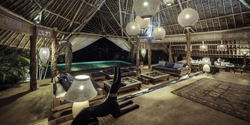 Alfajiri Villas Alfajiri Villas: Lounge und Essbereich bei Nacht Garden Villa