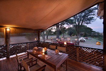 Basecamp Masai Mara: Esstische Innen und Außenbereich
