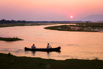 John's Camp John's Camp: Kanufahrt vor der untergehenden Sonne