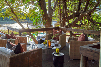 Kapamba Bushcamp: Korbmöbel auf dem Deck