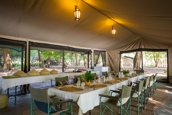 Lale's Camp: Speisezelt mit Buffet