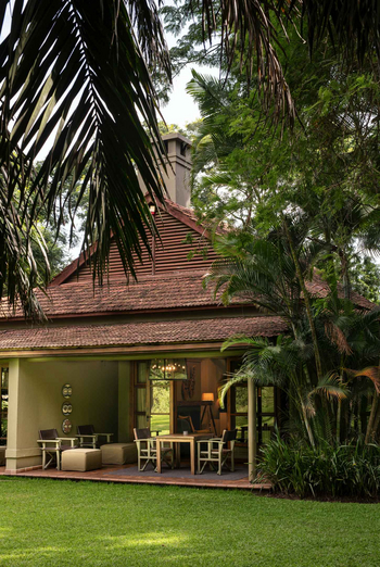 Legendary Lodge: Elegante Outdoor-Lounge mit Holzmöbeln am Tag