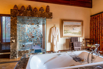 Mateya Safari Lodge: Luxuriöses Badezimmer mit Marmorbadewanne