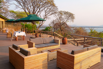 Pumulani Lodge: Großes Deck