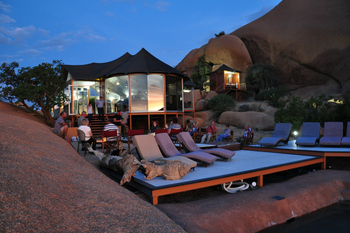 Spitzkoppen Lodge: Liegestühle am Pool