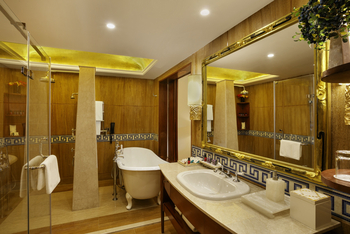 The Grand Dragon Hotel: Luxury Suite im Anjum Qadir Design