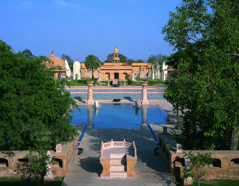 The Oberoi Rajvilas: Swimming Pool und Shiv Temple
