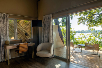Victoria Falls River Lodge Victoria Falls River Lodge: Villa - Schreibtisch