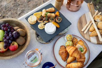 Anantara Tented Camp Kafue River: Opulente Frühstückstafel mit Gebäck und Früchten