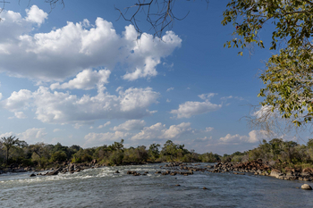 Anantara Tented Camp Kafue River: Stromschnellen und Felsen im Mittagslicht