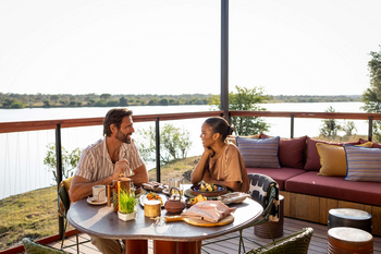Anantara Tented Camp Kafue River: Zwei Gäste beim entspannten Brunch am Flussufer