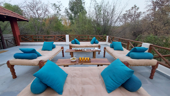 Bandhavgarh Jungle Lodge: Zur Mahlzeit gruppierte Liegen