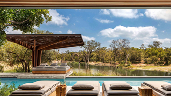 Cheetah Plains: Liegen am Pool der Lodge