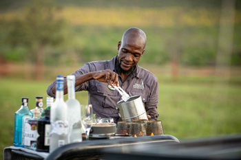 Jamala Madikwe: Mitarbeiter bereitet Sundowner vor
