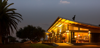 Kalahari Anib Lodge: Restaurant am Abend