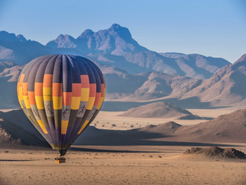 Le Mirage: Heißluftballon vor den Bergen