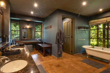Legendary Lodge: Luxuriöses Badezimmer mit freistehender Badewanne