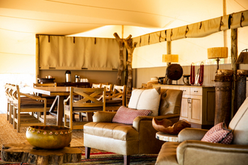 Little Ruckomechi Camp: Sessel vor Esstisch