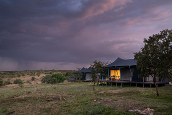 Mara Mara Tented Lodge: Gästezelte am Abend