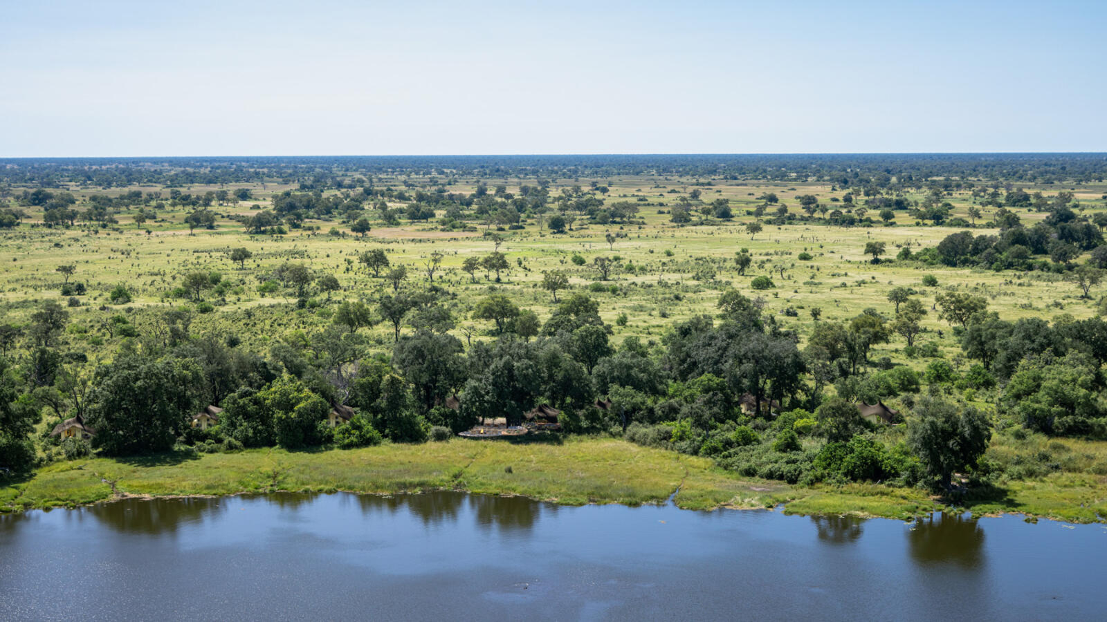 Maxa Camp Maxa Camp: Lage unter Bäumen