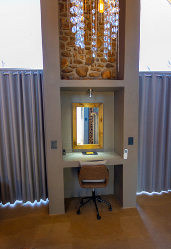 Naankuse Lodge: Schreibtisch