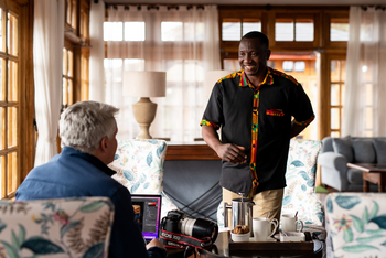 Ngorongoro Lion's Paw: Service in der Bar