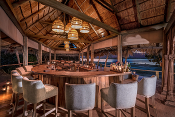 Nyamatusi Camp Nyamatusi Camp: Bar draußen