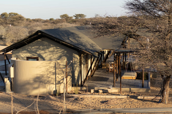 Otjiwa Thornbush Tented Camp: Offenes Holzdeck mit Schwingbett und Safari-Stühlen