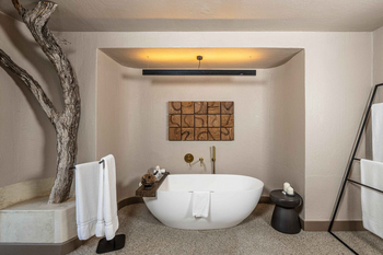 Sabi Sabi Bush Lodge: Freistehende Badewanne mit Holzdetails