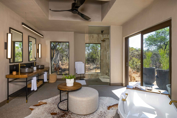 Sabi Sabi Bush Lodge: Luxuriöses Badezimmer mit Baum-Aussicht
