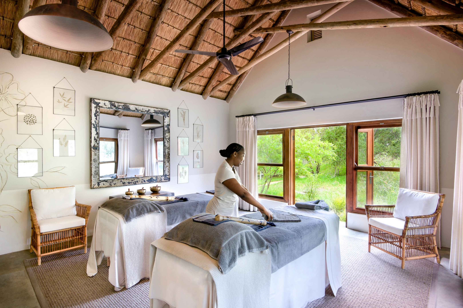 Singita Castleton Singita Castleton: Spa-Raum mit zwei Massageliegen und Therapeutin