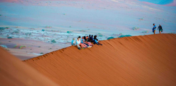 Sossus Dune Lodge Sossus Dune Lodge: Spaziergang auf einem Dünenkamm