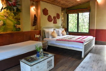 Tathastu Resort Pench: Doppelbett und Tagesbett