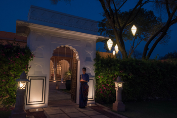 The Oberoi Rajvilas: Eingang zum Restaurant