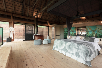 Vumbura Plains Camp: Doppelbett und Tür zur Außendusche