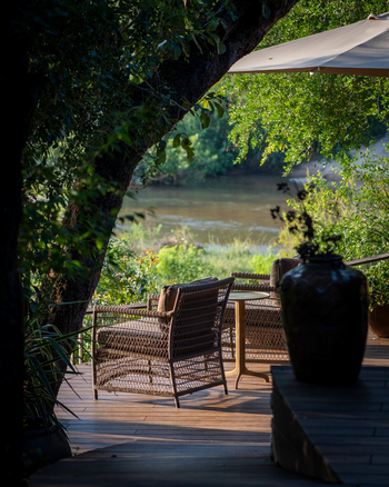 Dulini Leadwood: Sessel auf dem River Deck