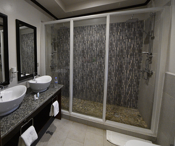 Five Volcanoes Boutique Hotel: Bad im Deluxe Room