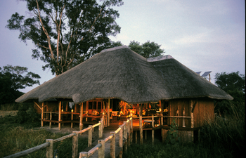 Lebala Camp Lebala Camp: Hauptgebäude am Abend