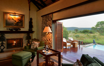 Mateya Safari Lodge: Gemütliche Lounge mit Tierkunst und Wein