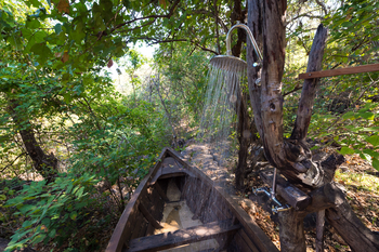 Pumulani Lodge: Honeymoon Villa Dusche