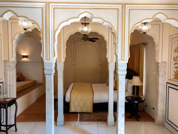 Royal Heritage Haveli: Bett hinter Säulen