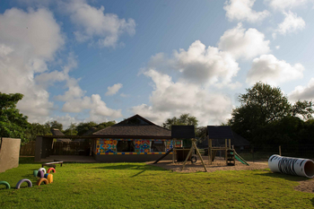 Sabi Sabi Bush Lodge: Kinder-Spielbereich mit farbenfrohem Wandkunstwerk
