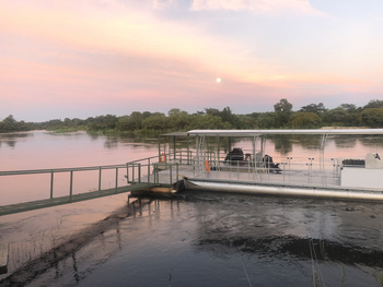 Shametu River Lodge: Ausflugsboot