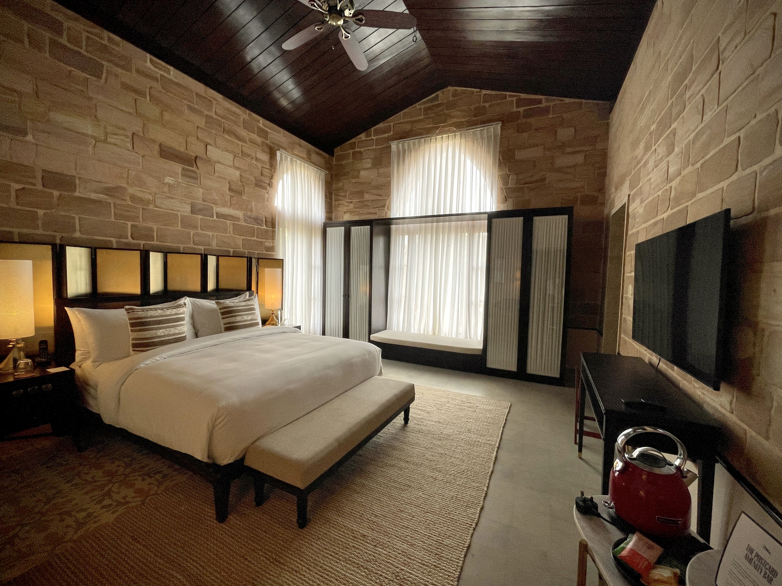 The Postcard Gir Wildlife Sanctuary The Postcard Gir Wildlife Sanctuary: Doppelbett und Bastteppich