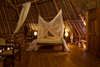 Waterlovers Beach Resort Waterlovers Beach Resort: Doppelbett mit Moskitonetz frontal