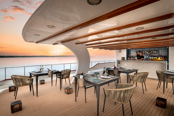 andBeyond Galapagos Explorer: Barkeeper am Deck bei Sonnenuntergang