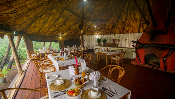 Crater Forest Tented Camp: Frühstückstisch unter rustikalem Strohdach